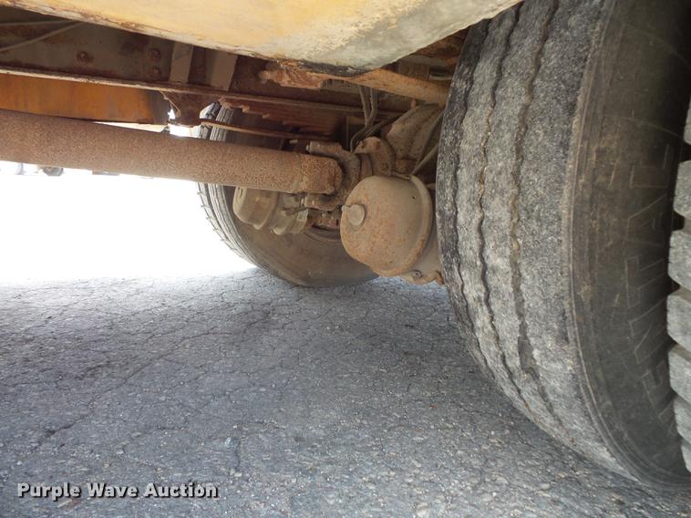 image for item FT9847 1994 Ford F800 digger derrick truck