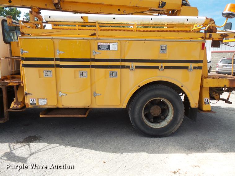 image for item FT9847 1994 Ford F800 digger derrick truck