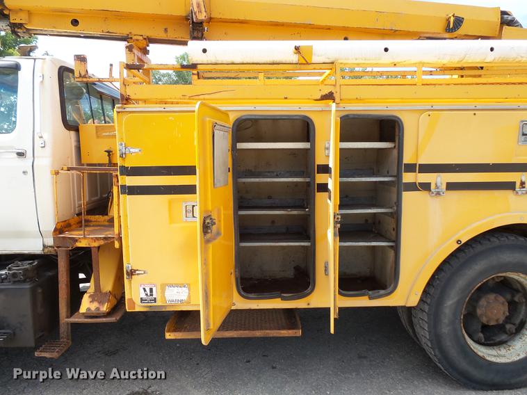 image for item FT9847 1994 Ford F800 digger derrick truck