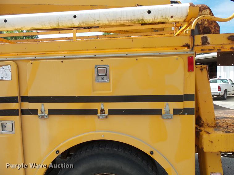 image for item FT9847 1994 Ford F800 digger derrick truck