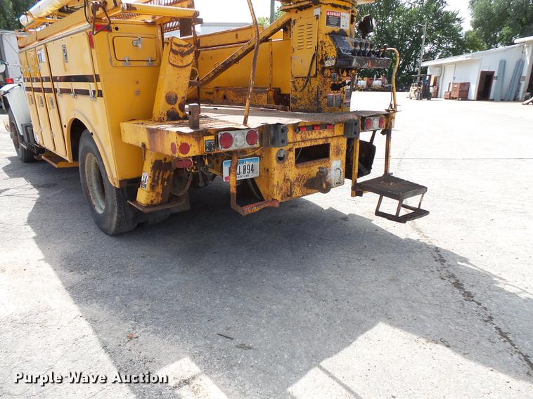 image for item FT9847 1994 Ford F800 digger derrick truck