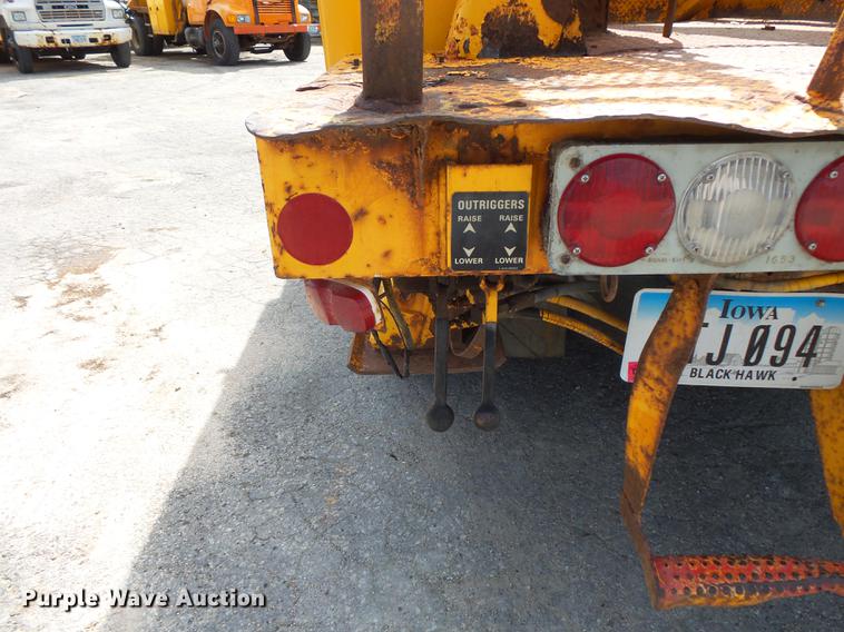 image for item FT9847 1994 Ford F800 digger derrick truck