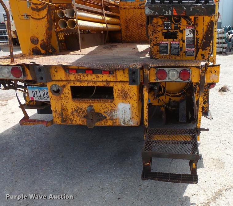 image for item FT9847 1994 Ford F800 digger derrick truck