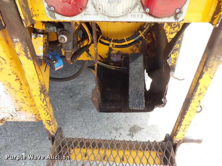 image for item FT9847 1994 Ford F800 digger derrick truck