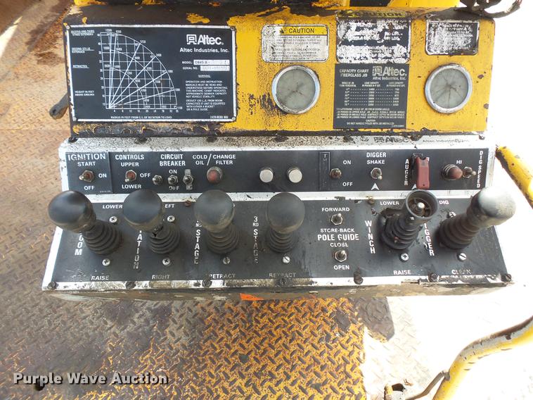 image for item FT9847 1994 Ford F800 digger derrick truck