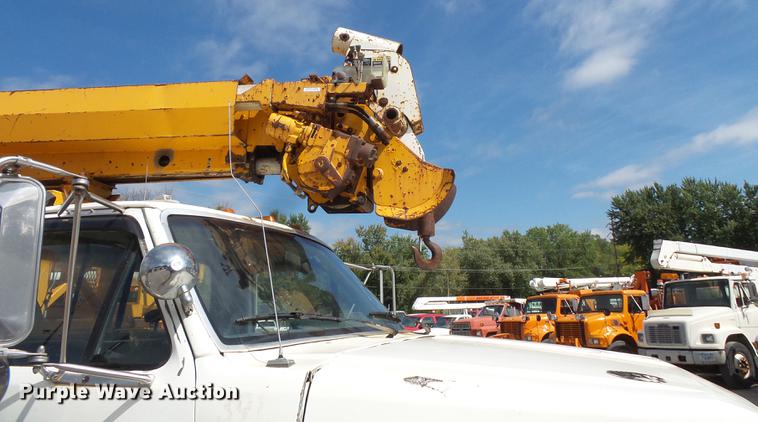 image for item FT9847 1994 Ford F800 digger derrick truck