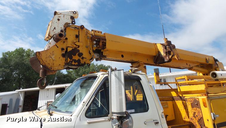 image for item FT9847 1994 Ford F800 digger derrick truck