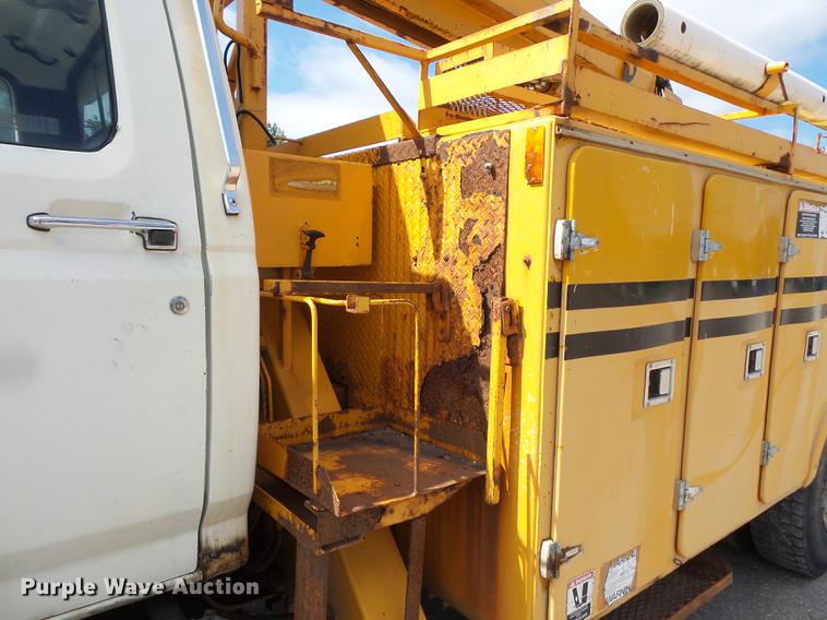 image for item FT9847 1994 Ford F800 digger derrick truck