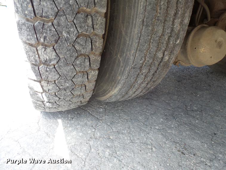 image for item FT9847 1994 Ford F800 digger derrick truck