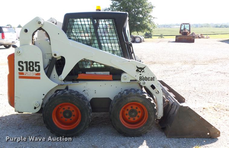 image for item L5701 2004 Bobcat S185 skid steer