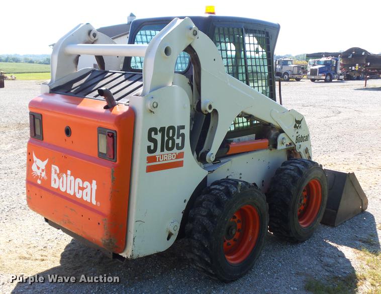 image for item L5701 2004 Bobcat S185 skid steer