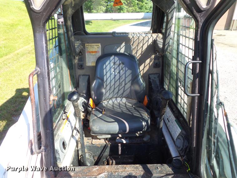 image for item L5701 2004 Bobcat S185 skid steer
