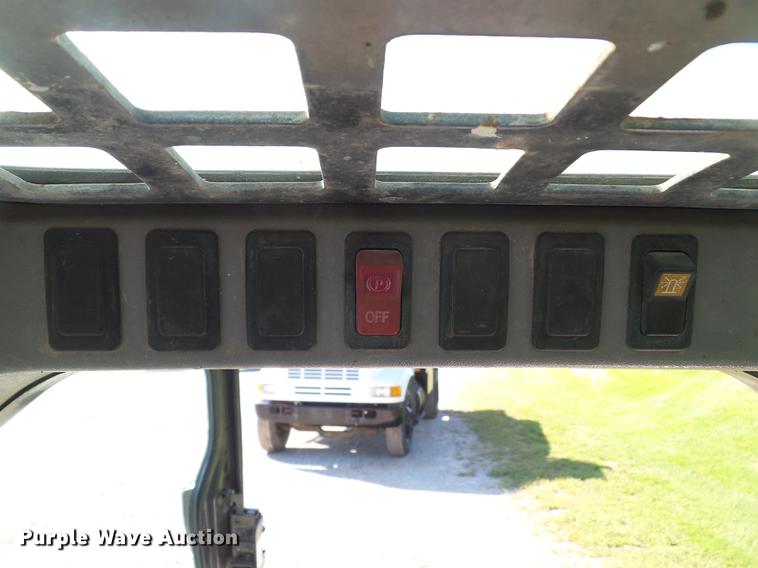 image for item L5701 2004 Bobcat S185 skid steer