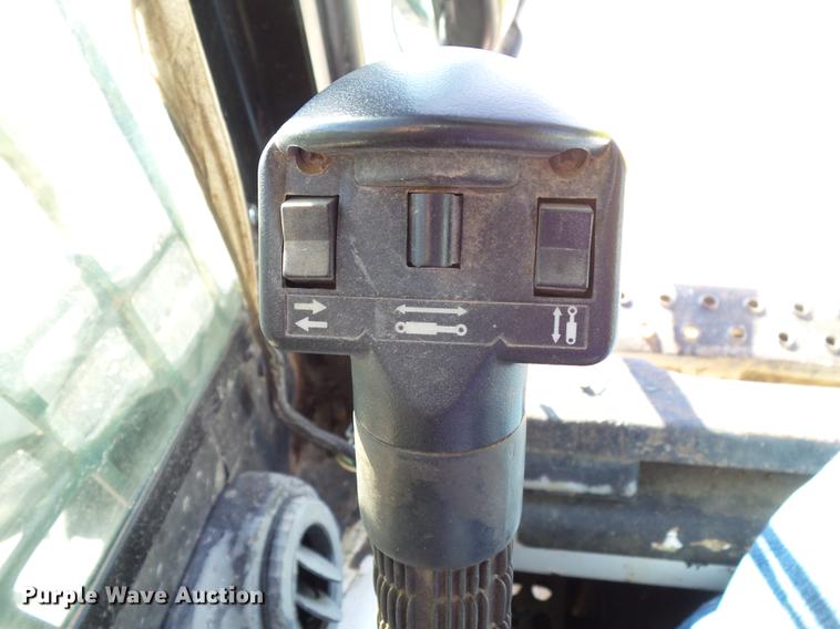 image for item L5701 2004 Bobcat S185 skid steer