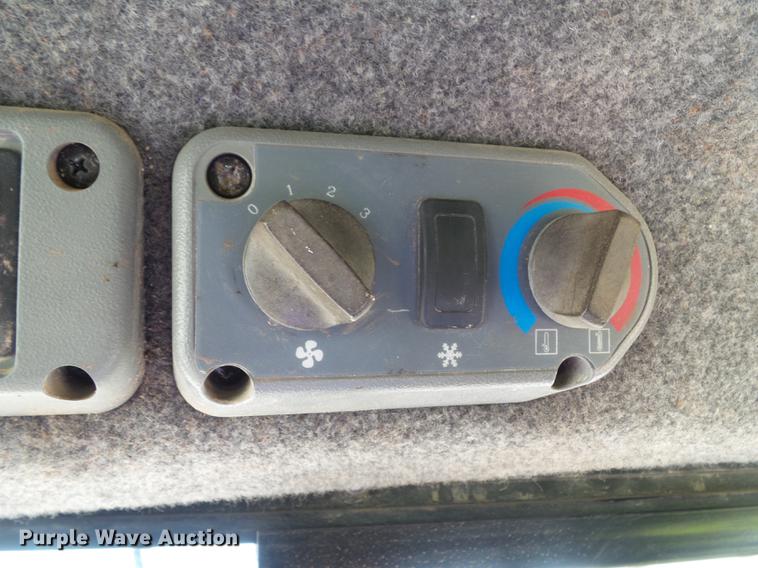 image for item L5701 2004 Bobcat S185 skid steer