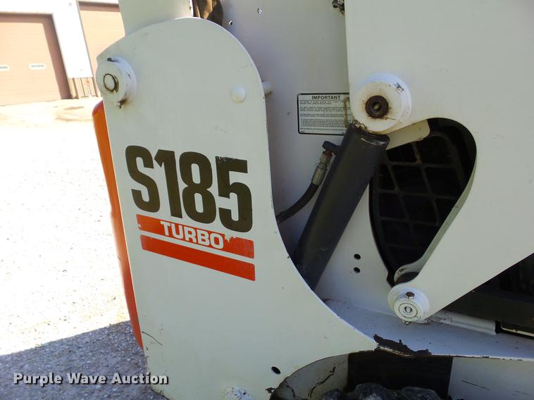 image for item L5701 2004 Bobcat S185 skid steer