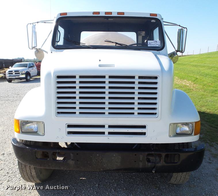 image for item L5702 1990 International 7100 flatbed truck with water tank