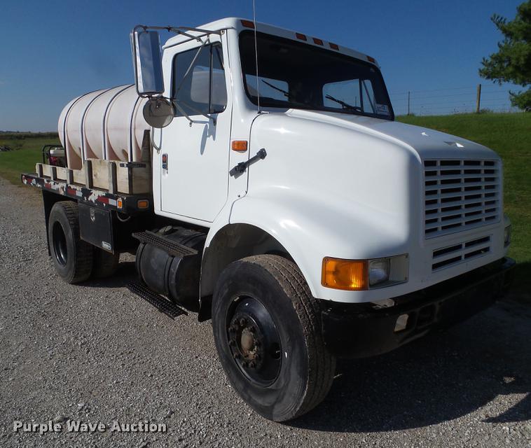 image for item L5702 1990 International 7100 flatbed truck with water tank