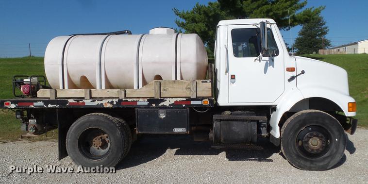 image for item L5702 1990 International 7100 flatbed truck with water tank