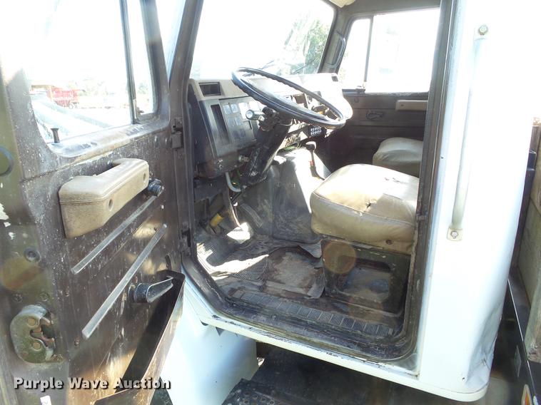 image for item L5702 1990 International 7100 flatbed truck with water tank