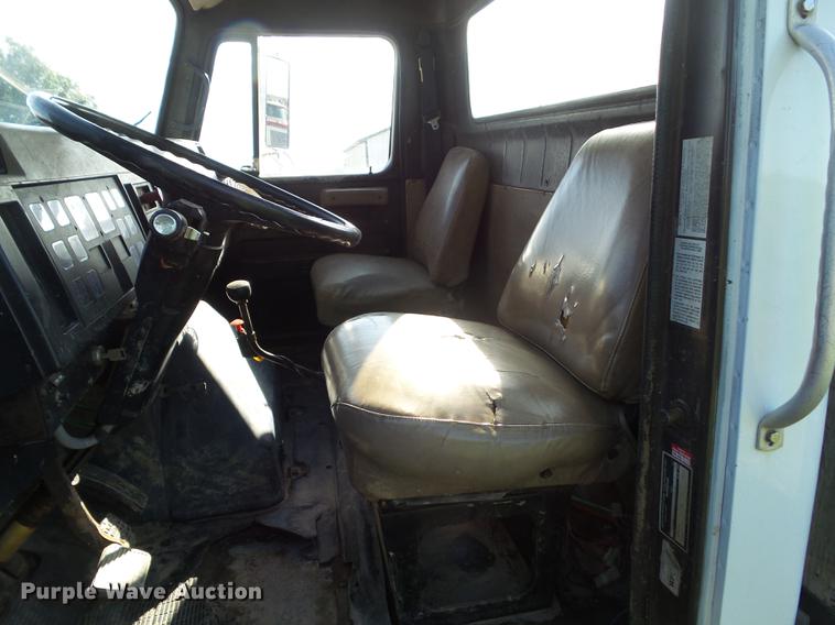 image for item L5702 1990 International 7100 flatbed truck with water tank