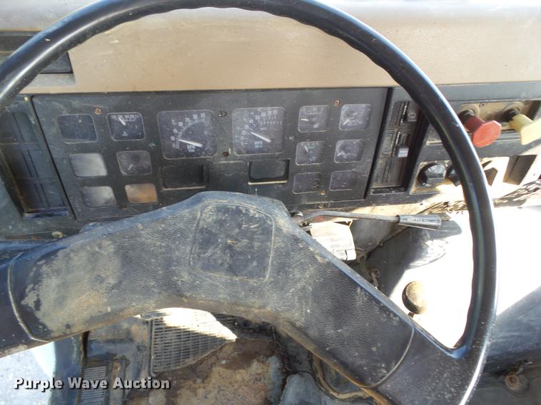 image for item L5702 1990 International 7100 flatbed truck with water tank