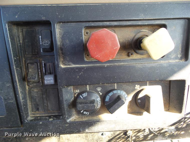 image for item L5702 1990 International 7100 flatbed truck with water tank