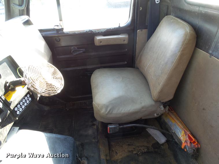 image for item L5702 1990 International 7100 flatbed truck with water tank