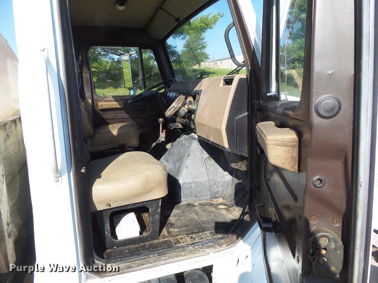 image for item L5702 1990 International 7100 flatbed truck with water tank