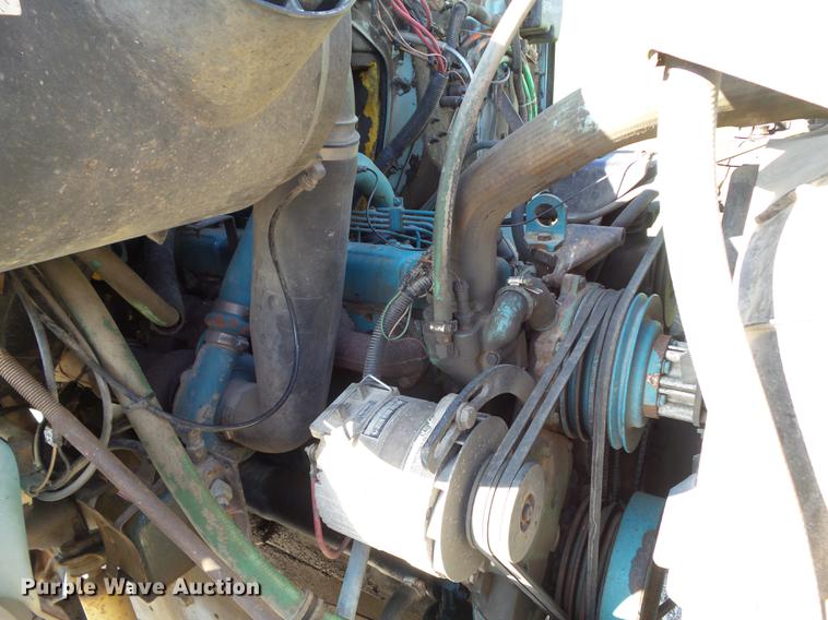 image for item L5702 1990 International 7100 flatbed truck with water tank