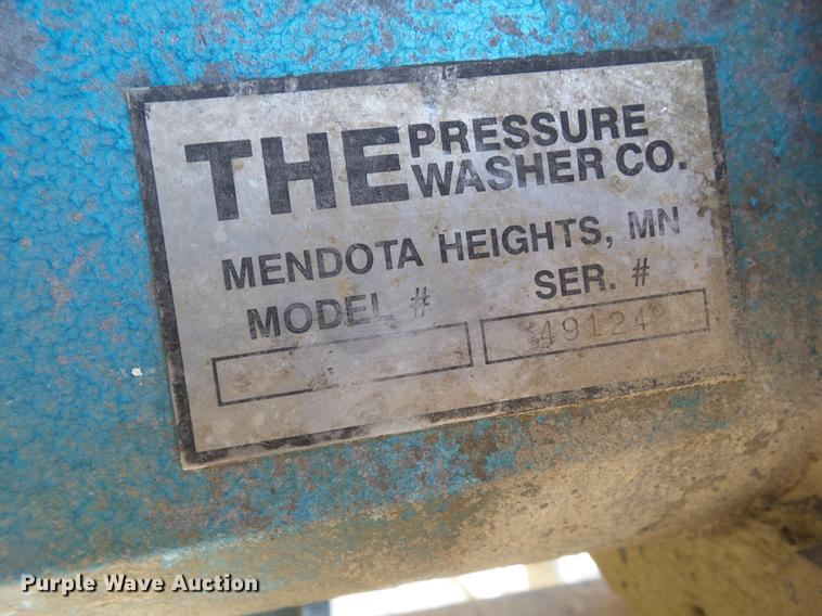 image for item L5702 1990 International 7100 flatbed truck with water tank