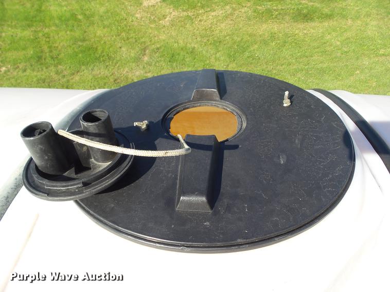 image for item L5702 1990 International 7100 flatbed truck with water tank