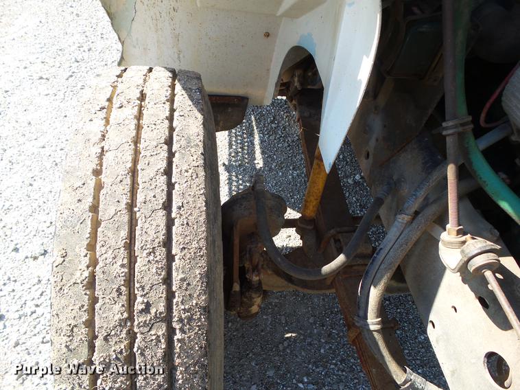 image for item L5702 1990 International 7100 flatbed truck with water tank