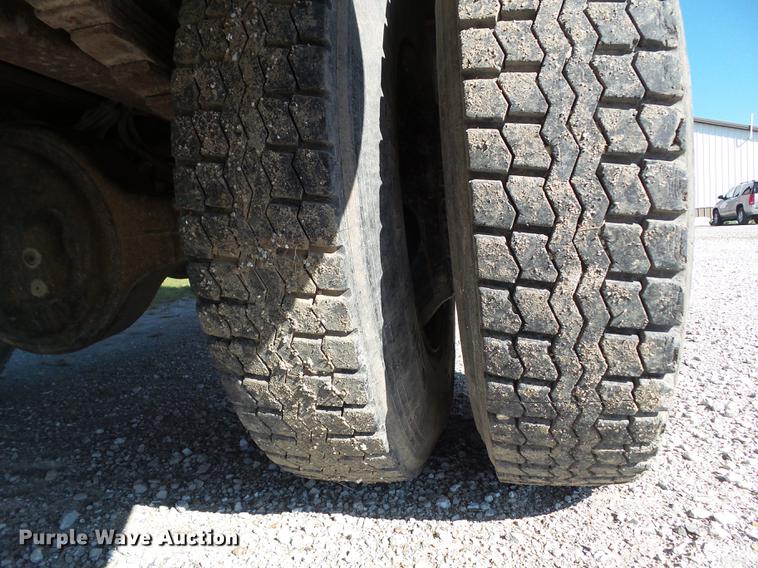 image for item L5702 1990 International 7100 flatbed truck with water tank