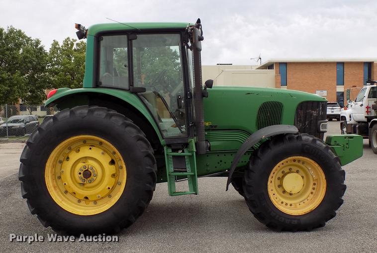 image for item FQ9006 2005 John Deere 7220 MFWD tractor