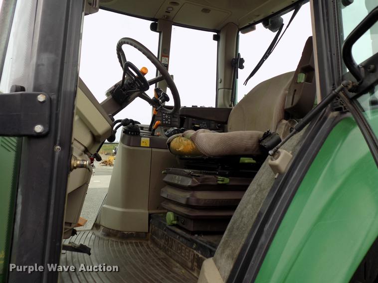 image for item FQ9006 2005 John Deere 7220 MFWD tractor