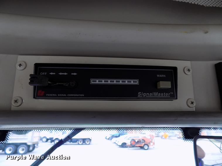 image for item FQ9006 2005 John Deere 7220 MFWD tractor