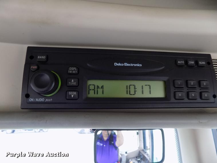 image for item FQ9006 2005 John Deere 7220 MFWD tractor