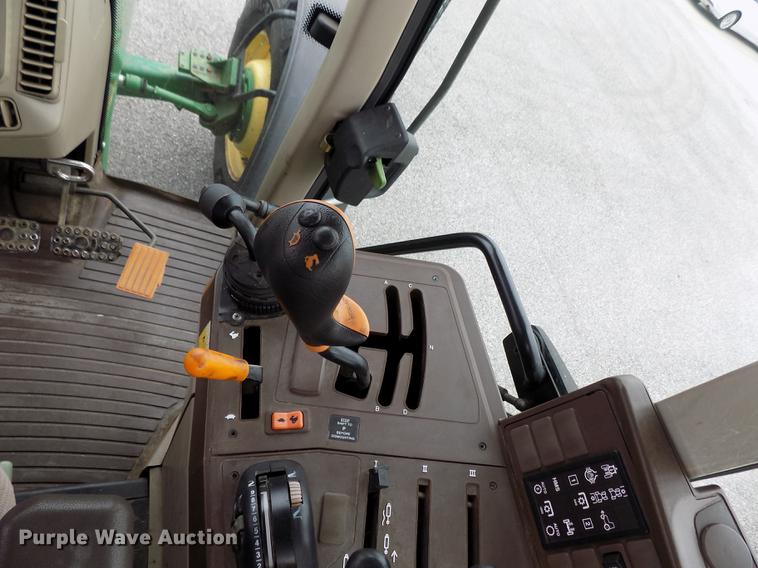 image for item FQ9006 2005 John Deere 7220 MFWD tractor