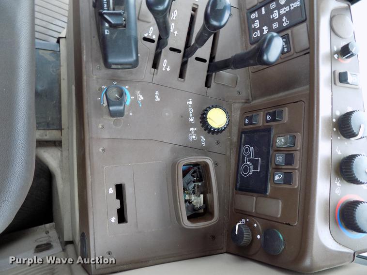 image for item FQ9006 2005 John Deere 7220 MFWD tractor