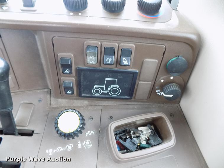 image for item FQ9006 2005 John Deere 7220 MFWD tractor