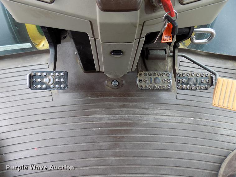 image for item FQ9006 2005 John Deere 7220 MFWD tractor