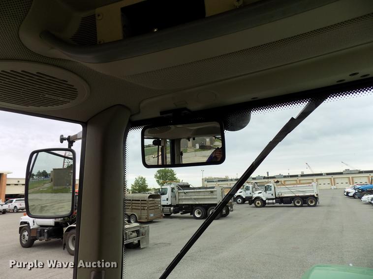 image for item FQ9006 2005 John Deere 7220 MFWD tractor