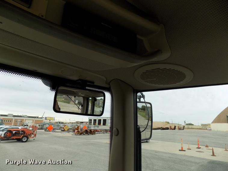 image for item FQ9006 2005 John Deere 7220 MFWD tractor