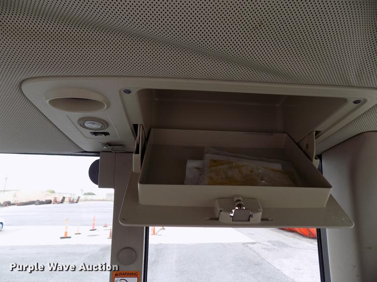 image for item FQ9006 2005 John Deere 7220 MFWD tractor