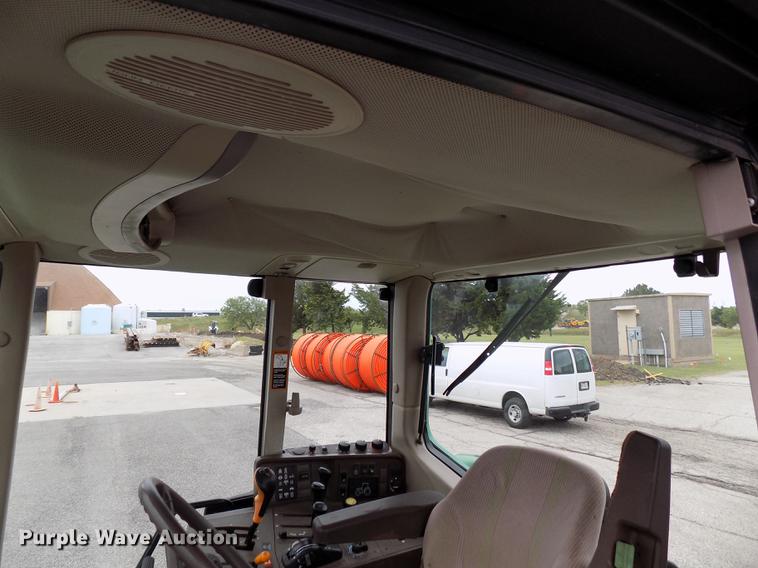 image for item FQ9006 2005 John Deere 7220 MFWD tractor