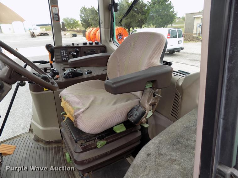 image for item FQ9006 2005 John Deere 7220 MFWD tractor