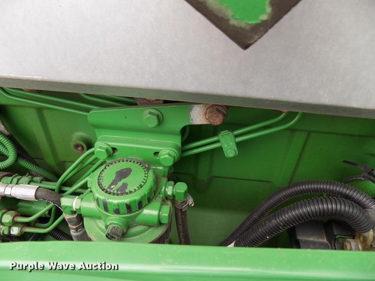 image for item FQ9006 2005 John Deere 7220 MFWD tractor