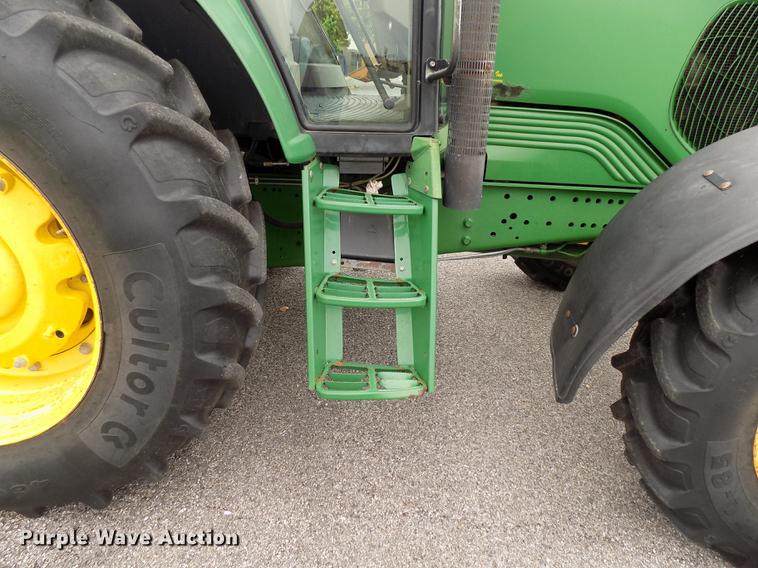 image for item FQ9006 2005 John Deere 7220 MFWD tractor