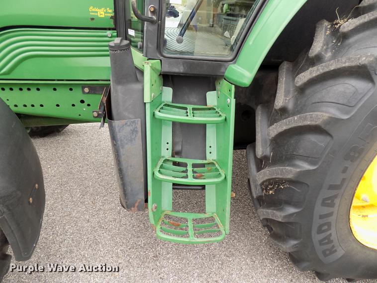 image for item FQ9006 2005 John Deere 7220 MFWD tractor